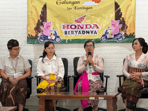 Berbagi Dengan Sahabat Disabilitas, Astra Motor Bali Berbagi Paket Galungan